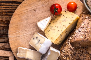 Ahşap plaka üzerinde peynir farklı kesme