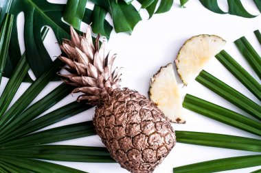 Beyaz arka planda tropikal yaprakları ile ananas