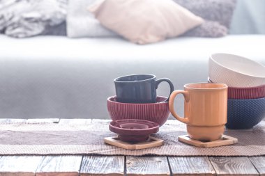 ahşap bir masa üzerinde ev gereçleri ile natürmort iç dekor