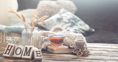 Ahşap bir masa üzerinde ev iç ayrıntılarını natürmort
