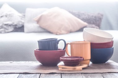 ahşap bir masa üzerinde ev gereçleri ile natürmort iç dekor