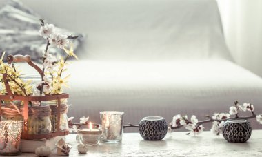 oturma odasında dekoratif nesnelerile natürmort çiçekleri