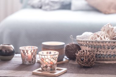 mumlar ile natürmort ev rahat iç dekor . Oturma odası dekorasyonu.