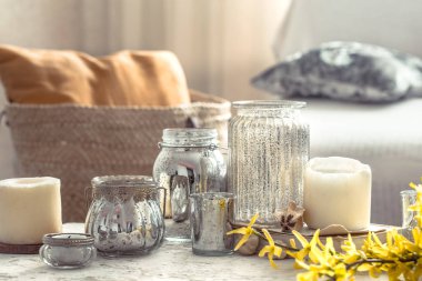 oturma odasında dekoratif nesnelerile natürmort çiçekleri