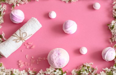 Bahar çiçekleri ile pembe arka plan üzerinde Spa natürmort