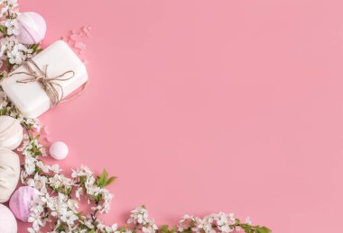 Bahar çiçekleri ile pembe arka plan üzerinde Spa natürmort