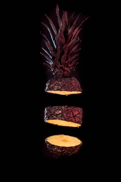 Plátky, černý řez ananas na černém pozadí izolované — Stock fotografie
