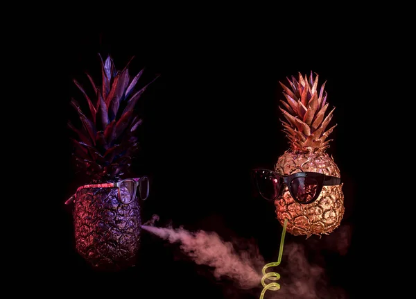 Concepto de club, piñas negras y doradas en gafas de sol — Foto de Stock