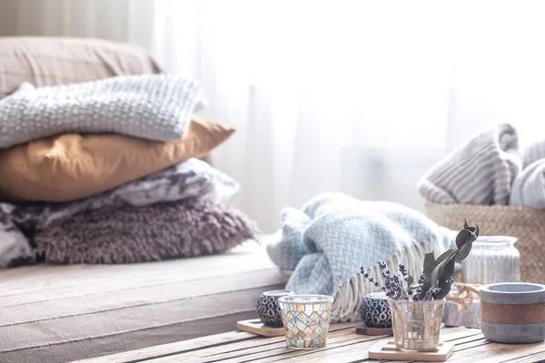 Stilleben med heminredning inslag på bordet — Stockfoto