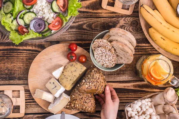 Kaas verschillend snijden op een houten plaat — Stockfoto