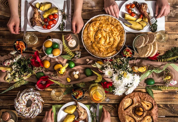 Férias amigos ou familiares na mesa de férias com carne de coelho, legumes, tortas, ovos, vista superior . — Fotografia de Stock