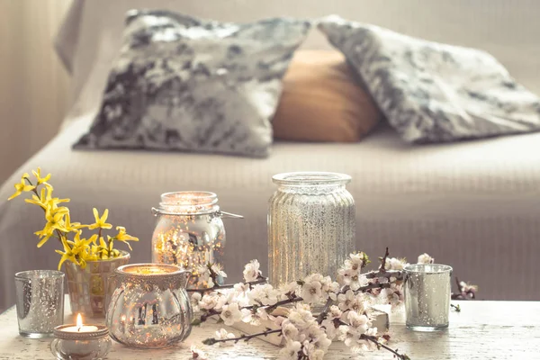 Flores de naturaleza muerta con objetos decorativos en la sala de estar — Foto de Stock