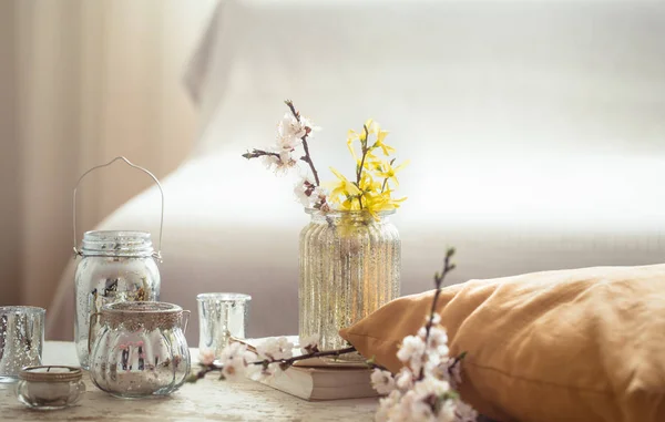 Flores ainda vida com objetos decorativos na sala de estar — Fotografia de Stock