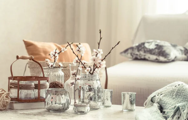 Nature morte avec des vases aux fleurs printanières dans le salon — Photo