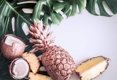 Tropikal yaz kompozisyonu yaprakları ve beyaz arka plan üzerinde meyve