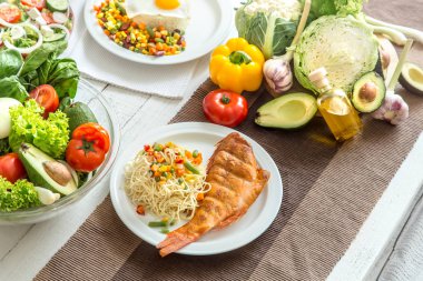 Yemek masasında organik sağlıklı gıda