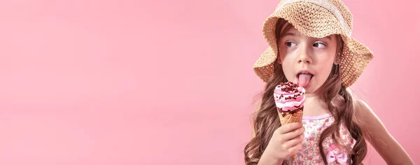 Carino bambina con gelato su sfondo rosa — Foto Stock