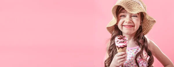 Menina bonito com sorvete no fundo rosa — Fotografia de Stock