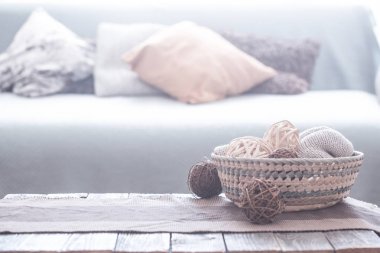Minderli kanepenin arka planında ev rahat minimalist iç dekorasyonu