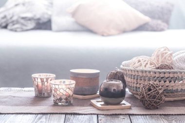 mumlar ile natürmort ev rahat iç dekor . Oturma odası dekorasyonu.