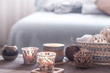 mumlar ile natürmort ev rahat iç dekor . Oturma odası dekorasyonu.