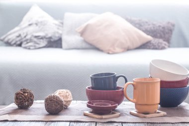 ahşap bir masa üzerinde ev gereçleri ile natürmort iç dekor