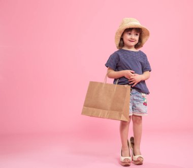 Komik küçük kız annenin ayakkabı bir fashionista olduğunu