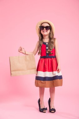 annemin ayakkabılarında renkli bir arka plan üzerinde küçük fashionista