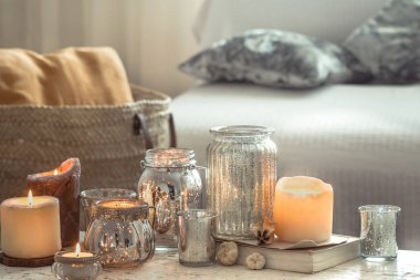 oturma odasında mumlar ve vazo ile ev natürmort