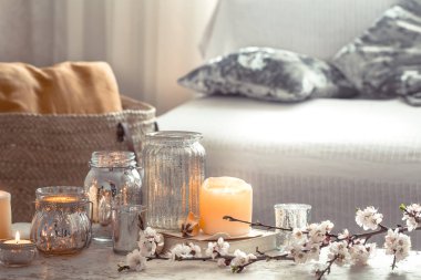 oturma odasında mumlar ve vazo ile ev natürmort