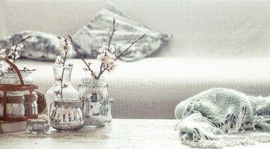 Oturma odasında bahar çiçekleri ile vazolar ile natürmort