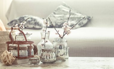 Oturma odasında bahar çiçekleri ile vazolar ile natürmort