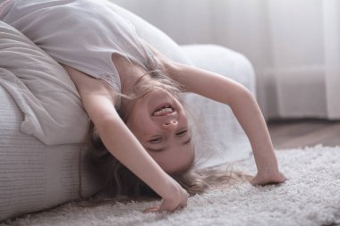 Küçük sevimli kız yatakta gülümseyen , uyku kavramı
