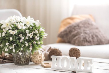 ahşap yazıt ev ile oturma odasında natürmort