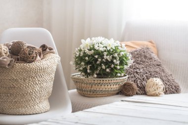 Bir sandalyede oturma odasında Ev rahat dekor