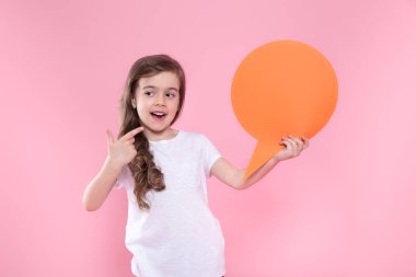 Pembe bir arka plan üzerinde bir konuşma simgesi ile sevimli küçük kız