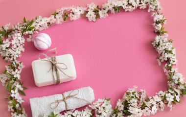 Bahar akan ile izole pembe arka plan üzerinde Spa hala hayat