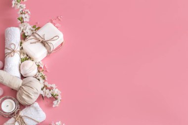 Bahar çiçekleri ile pembe arka plan üzerinde Spa natürmort