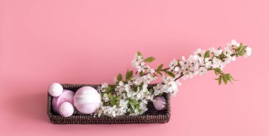 Bahar çiçekleri ile pembe arka plan üzerinde Spa natürmort