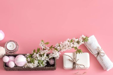 Bahar çiçekleri ile pembe arka plan üzerinde Spa natürmort