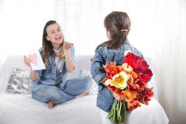 Anneler günü. Çiçekli küçük kız annesini tebrik etti