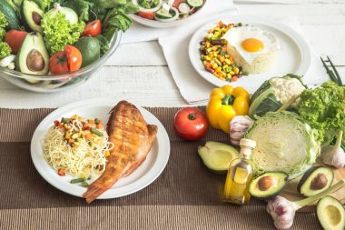 Yemek masasında organik sağlıklı gıda