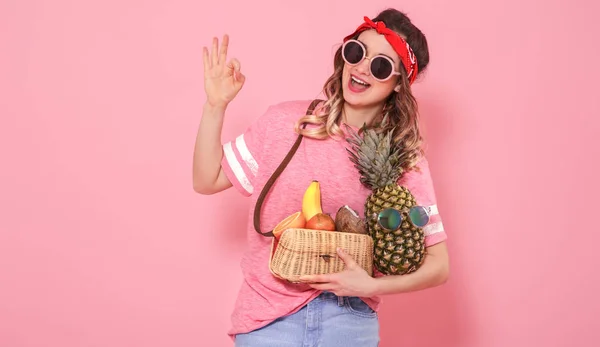 Портрет девушки со здоровой пищей, фруктами, на розовом фоне — стоковое фото