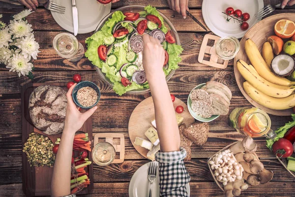 A desfrutar do jantar com amigos. Visão superior do grupo de pessoas jantando juntas — Fotografia de Stock