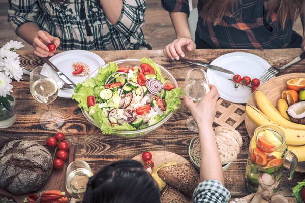 Arkadaşlarınızla akşam yemeği zevk. Grup birlikte yemeğe insan Üstten Görünüm