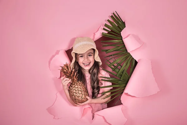Забавная маленькая девочка с ананасом на цветном фоне — стоковое фото