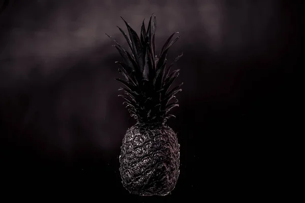 Černé ananas na černém pozadí studiové fotografie lahodných potravin — Stock fotografie