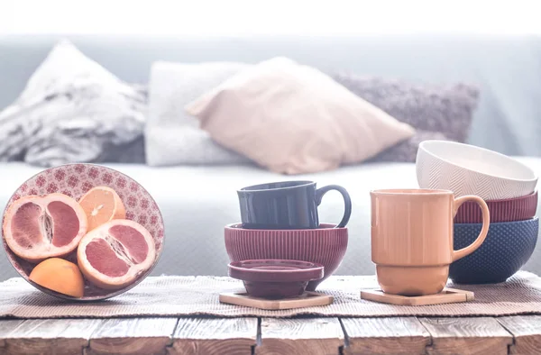 Bodegón decoración interior con utensilios para el hogar en una mesa de madera — Foto de Stock