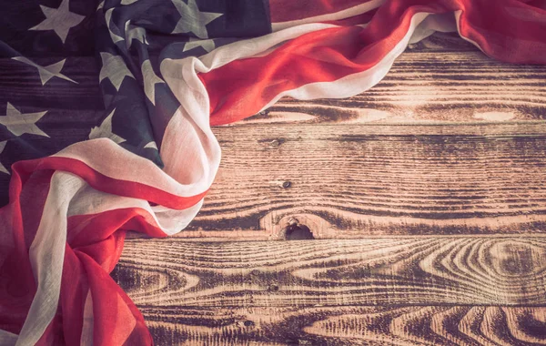 Patriotische Symbole. Amerikanische Flagge auf altem Holzgrund. — Stockfoto