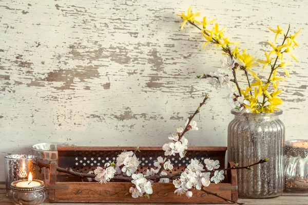 Decoración del hogar sobre fondo de madera con flores de primavera — Foto de Stock